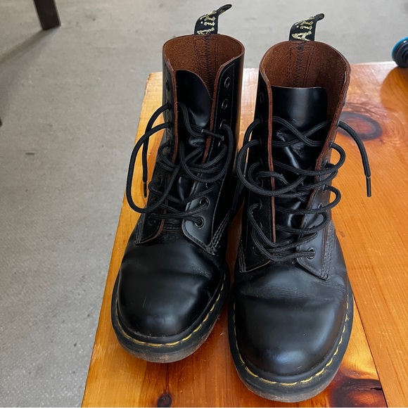Black genuine leather doc martens boots, unisex size 8 women's and 6 in mens - Picture 2 of 3